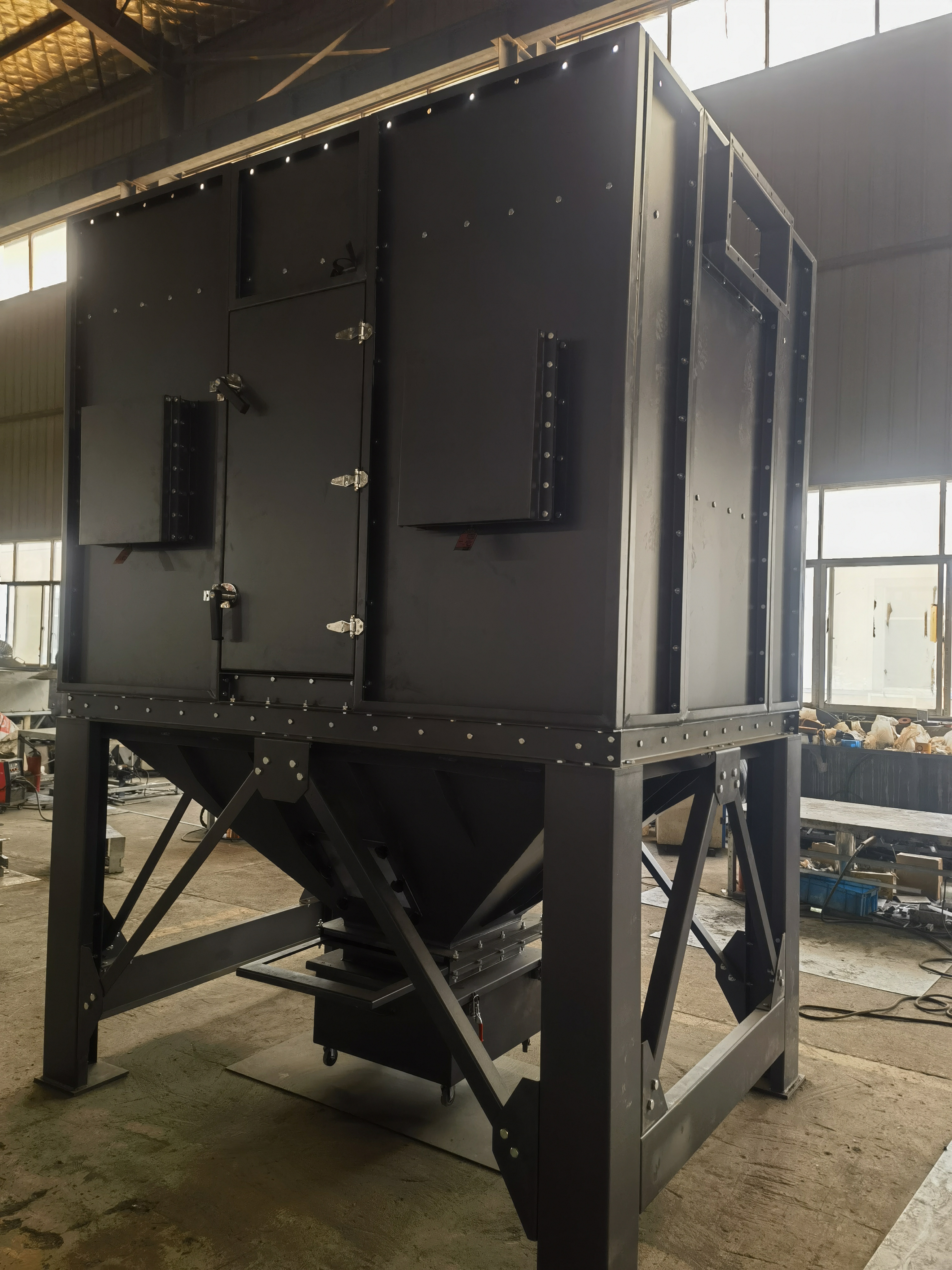 機(jī)械設(shè)備生產(chǎn)廠房里的粉塵怎么處理？